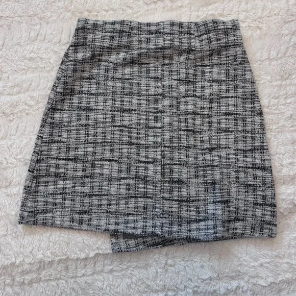 Maurice’s small Tweed pattern Gold Buttons and stretchy elastic waistband skirt - Picture 2 of 5